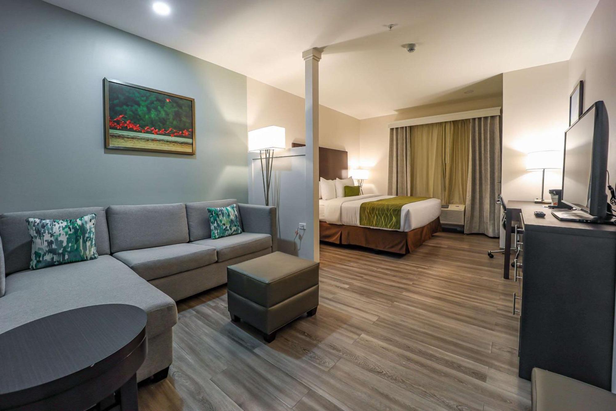 Comfort Inn & Suites Tobago Signal Hill Bagian luar foto