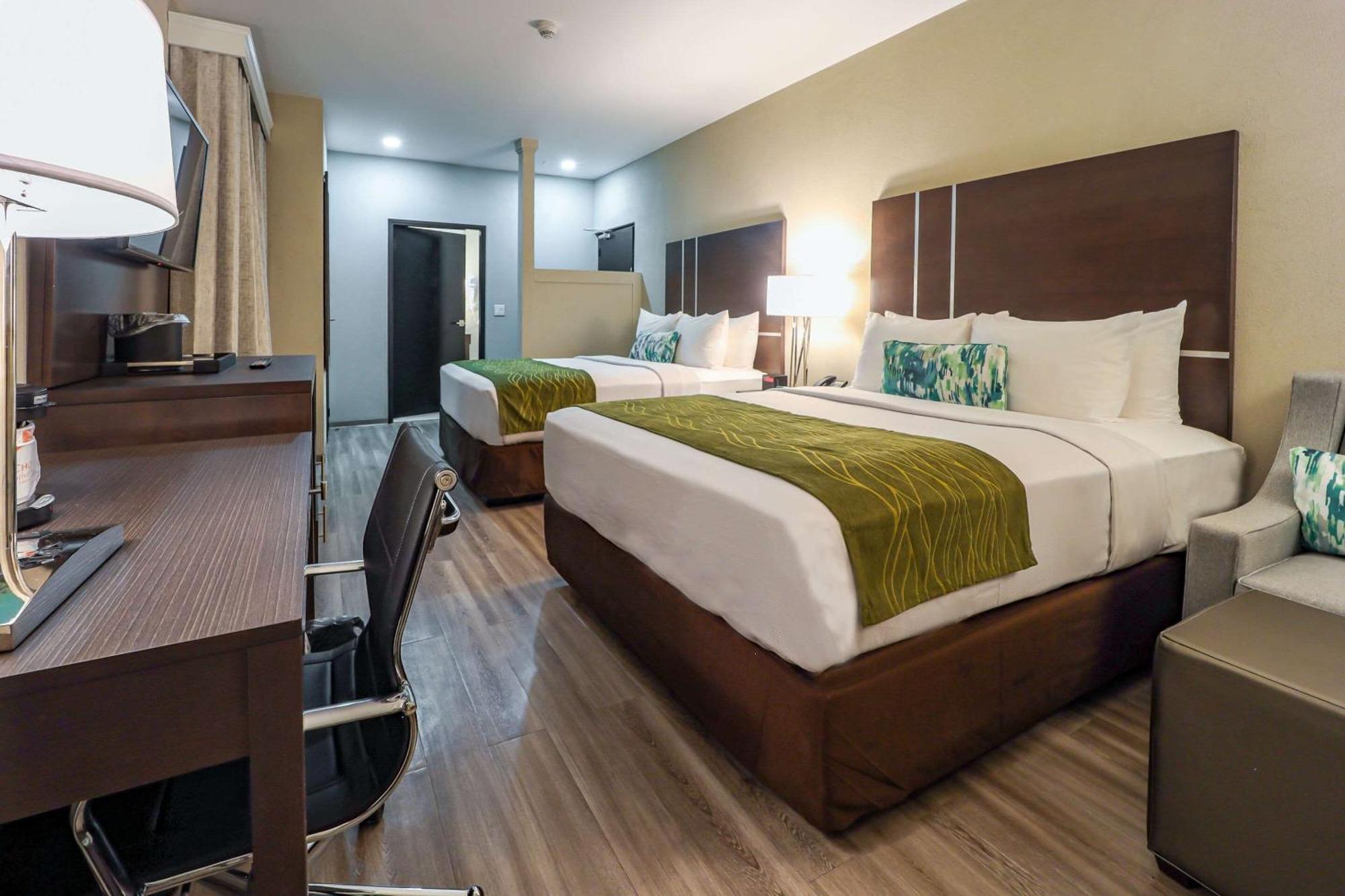 Comfort Inn & Suites Tobago Signal Hill Bagian luar foto