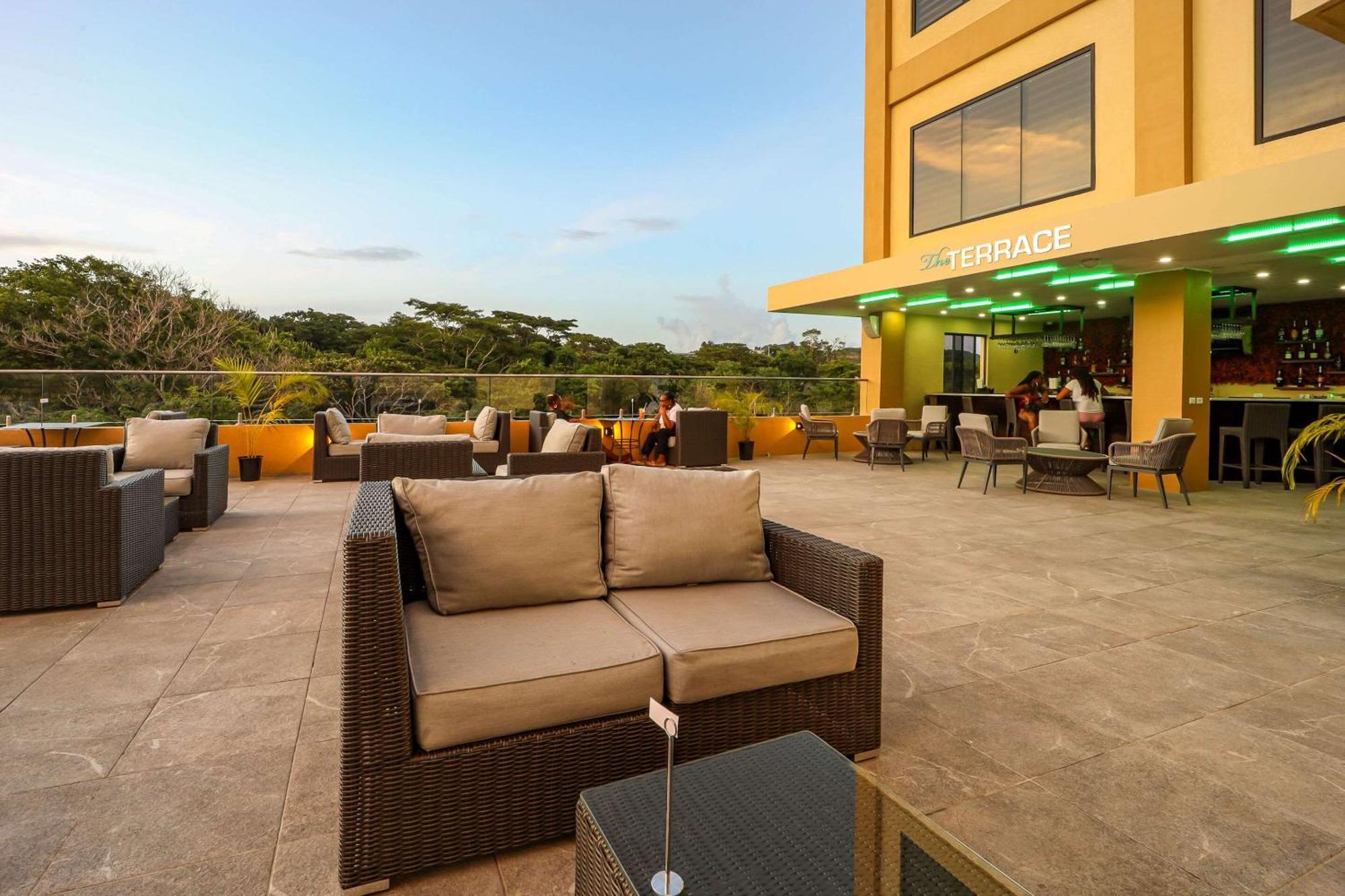 Comfort Inn & Suites Tobago Signal Hill Bagian luar foto